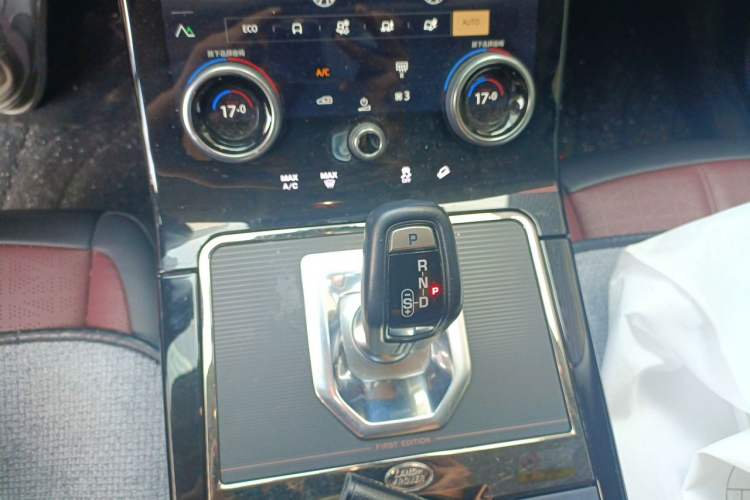 Used Land Rover Range Evoque 2021 Range Rover L 249 PS R-Dynamic SE Luxury Edition Gear Lever