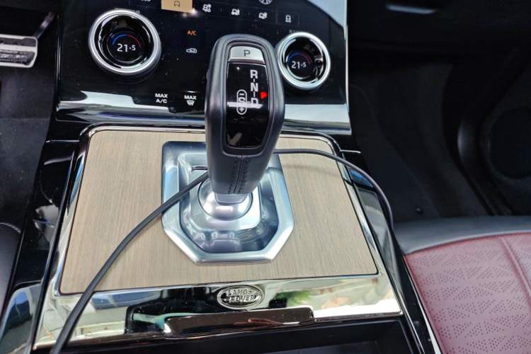 Used Land Rover Range Evoque 2021 Range Rover Velar 249 PS R-Dynamic HSE Luxury Edition Gear Lever