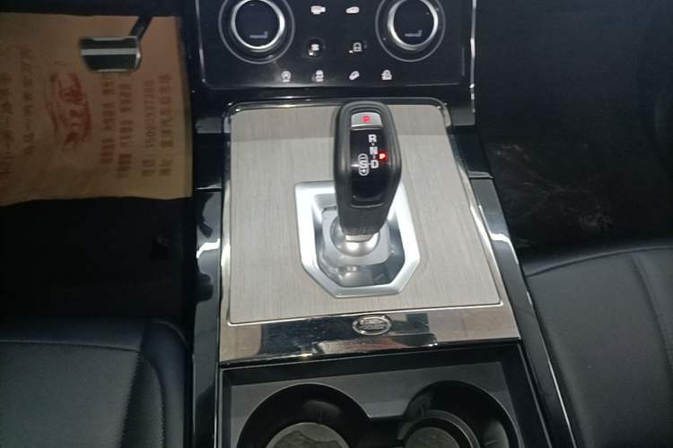 Used Land Rover Range Evoque 2021 Range Rover Velar 249 PS R-Dynamic S Performance Edition Gear Lever