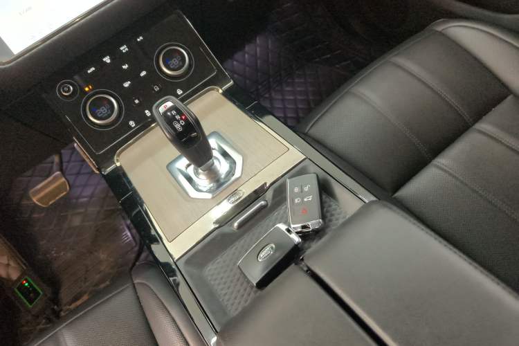Used Land Rover Range Evoque 2021 Range Rover Velar 249 PS R-Dynamic S Performance Edition Gear Lever
