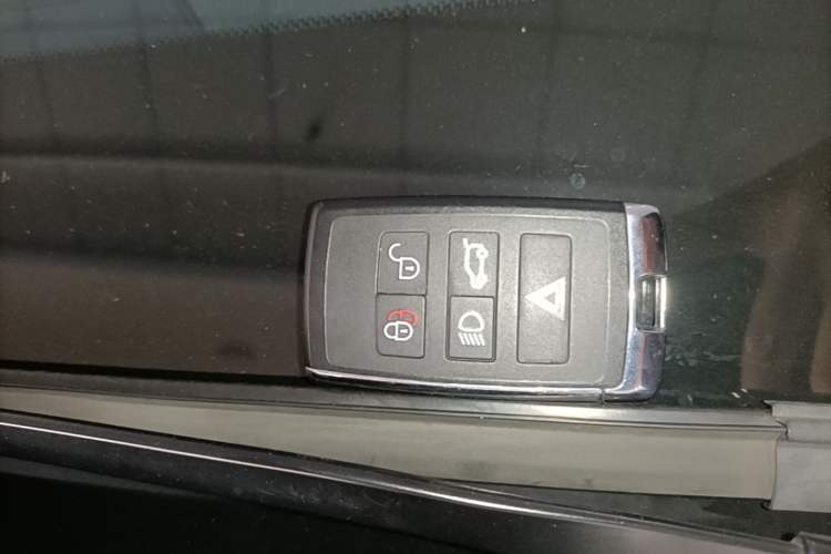 Used Land Rover Range Evoque 2021 Range Rover Velar 249 PS R-Dynamic S Performance Edition Interior 1