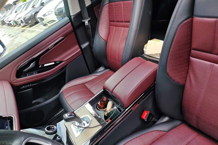 Used Land Rover Range Evoque 2021 Range Rover Velar 249 PS R-Dynamic HSE Luxury Edition Left Front Seat