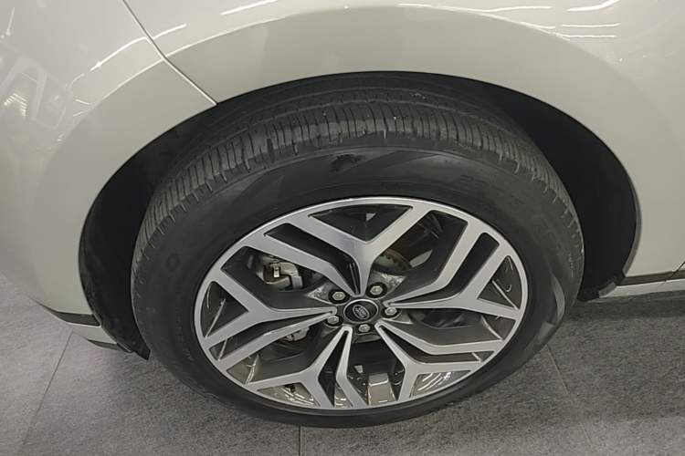 Used Land Rover Range Evoque 2021 Range Rover Velar L 249PS R-Dynamic First Edition Left Front Wheel Hub