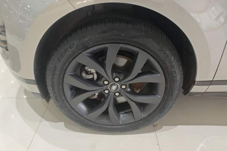 Used Land Rover Range Evoque 2021 Range Rover Velar 249 PS R-Dynamic S Performance Edition Left Front Wheel Hub