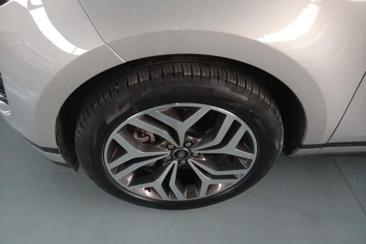 Used Land Rover Range Evoque 2021 Range Rover Velar 249 PS R-Dynamic S Performance Edition Left Front Wheel Hub
