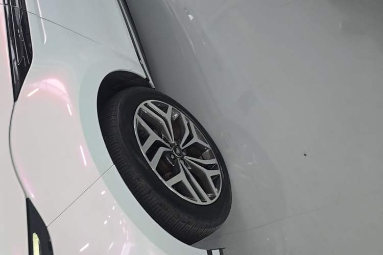 Used Land Rover Range Evoque 2021 Range Rover Velar 249 PS R-Dynamic S Performance Edition Left Front Wheel Hub