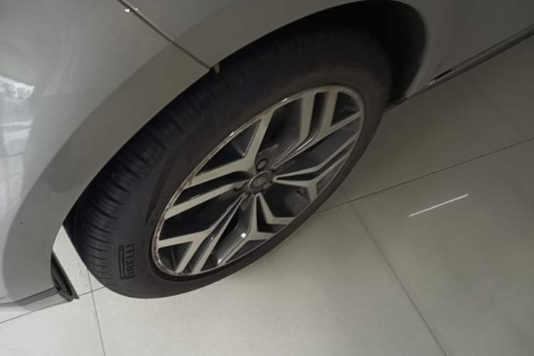 Used Land Rover Range Evoque 2021 Range Rover Velar 249 PS R-Dynamic HSE Luxury Edition Left Front Wheel Hub