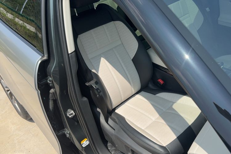 Used Land Rover Range Evoque 2021 Range Rover Velar L 249PS R-Dynamic First Edition Right Front Seat