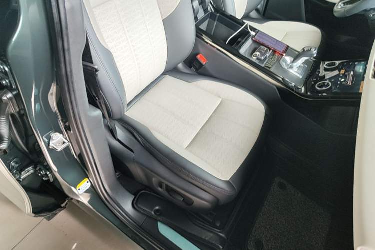 Used Land Rover Range Evoque 2021 Range Rover Velar L 249PS R-Dynamic First Edition Right Front Seat