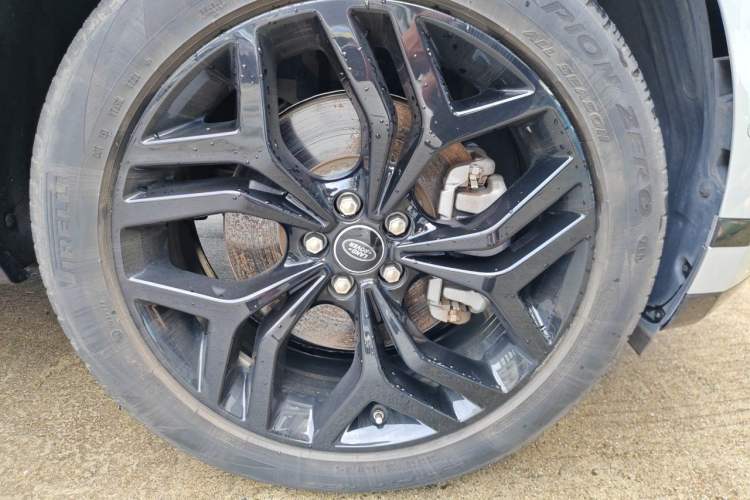 Used Land Rover Range Evoque 2021 Range Rover Velar 249 PS R-Dynamic HSE Luxury Edition Right Front Wheel Hub