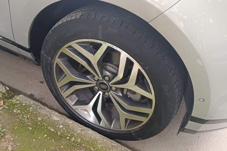Used Land Rover Range Evoque 2021 Range Rover L 249 PS R-Dynamic SE Luxury Edition Right Front Wheel Hub