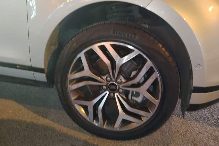Used Land Rover Range Evoque 2021 Range Rover L 249 PS R-Dynamic SE Luxury Edition Right Front Wheel Hub