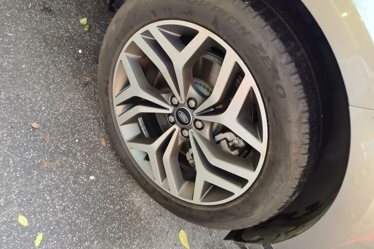 Used Land Rover Range Evoque 2021 Range Rover Velar 249 PS R-Dynamic S Performance Edition Right Front Wheel Hub