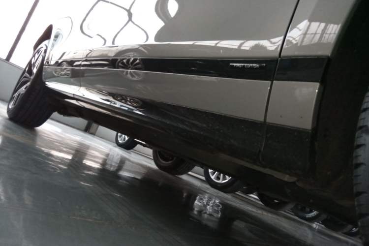 Used Land Rover Range Evoque 2021 Range Rover Velar 249 PS R-Dynamic S Performance Edition Right Side Sill