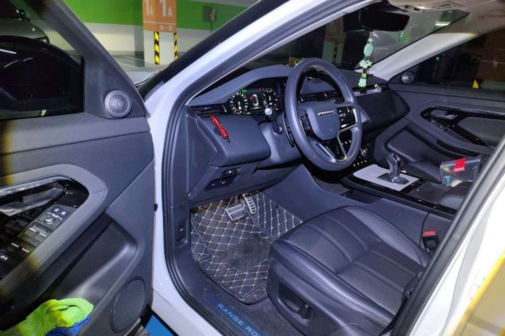 Used Land Rover Range Evoque 2021 Range Rover Velar 249 PS R-Dynamic S Performance Edition Driver Seat