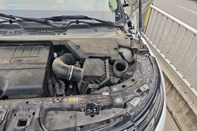 Used Land Rover Range Evoque 2021 Range Rover Velar 249 PS R-Dynamic S Performance Edition Engine Bay Left