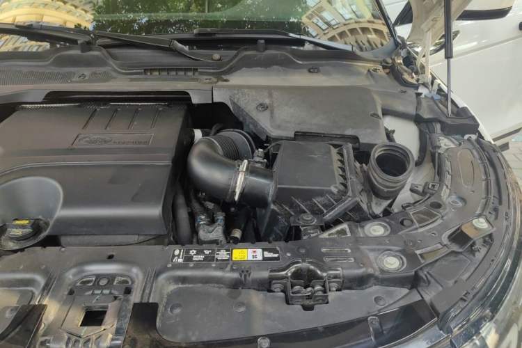 Used Land Rover Range Evoque 2021 Range Rover Velar 249 PS R-Dynamic S Performance Edition Engine Bay Left