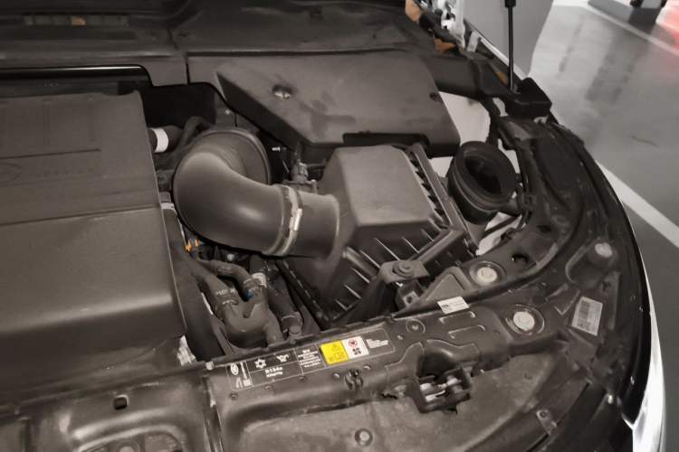 Used Land Rover Range Evoque 2021 Range Rover Velar 249 PS R-Dynamic HSE Luxury Edition Engine Bay Left