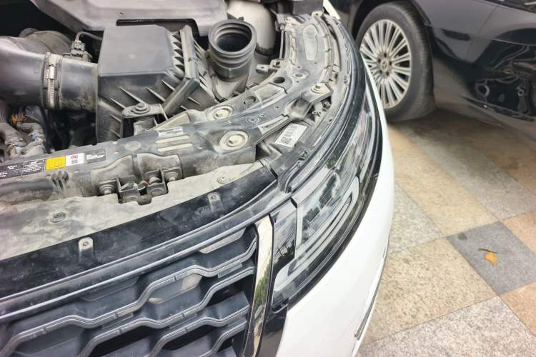 Used Land Rover Range Evoque 2021 Range Rover Velar 249 PS R-Dynamic S Performance Edition Engine Bay Left