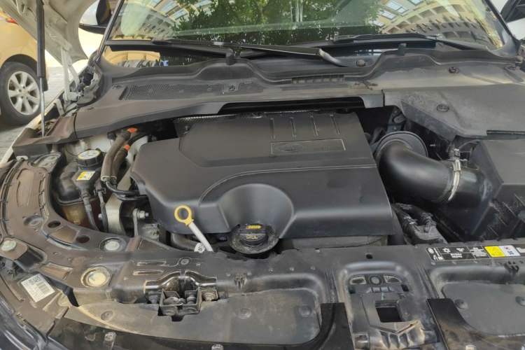 Used Land Rover Range Evoque 2021 Range Rover Velar 249 PS R-Dynamic S Performance Edition Engine Bay Right