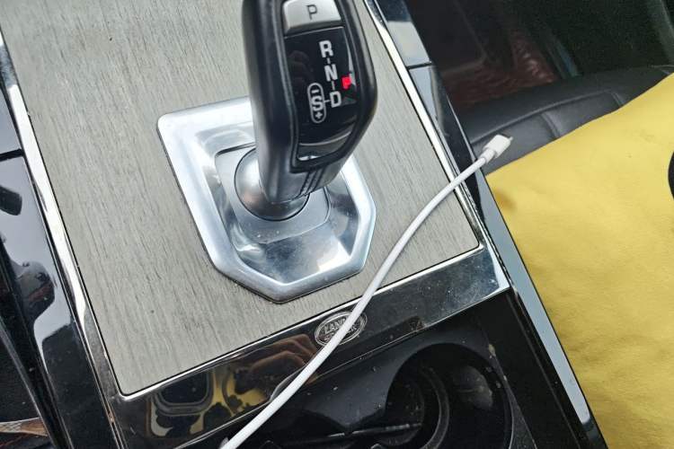 Used Land Rover Range Evoque 2021 Range Rover Velar 249 PS R-Dynamic S Performance Edition Gear Lever