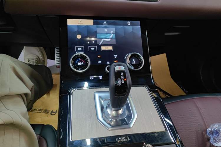 Used Land Rover Range Evoque 2021 Range Rover L 249 PS R-Dynamic SE Luxury Edition Gear Lever