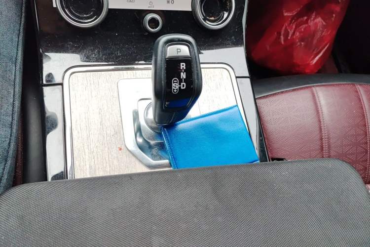 Used Land Rover Range Evoque 2021 Range Rover Velar 249 PS R-Dynamic HSE Luxury Edition Gear Lever