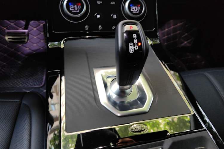 Used Land Rover Range Evoque 2021 Range Rover Velar 249 PS R-Dynamic S Performance Edition Gear Lever