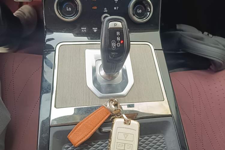 Used Land Rover Range Evoque 2021 Range Rover Velar 249 PS R-Dynamic HSE Luxury Edition Gear Lever
