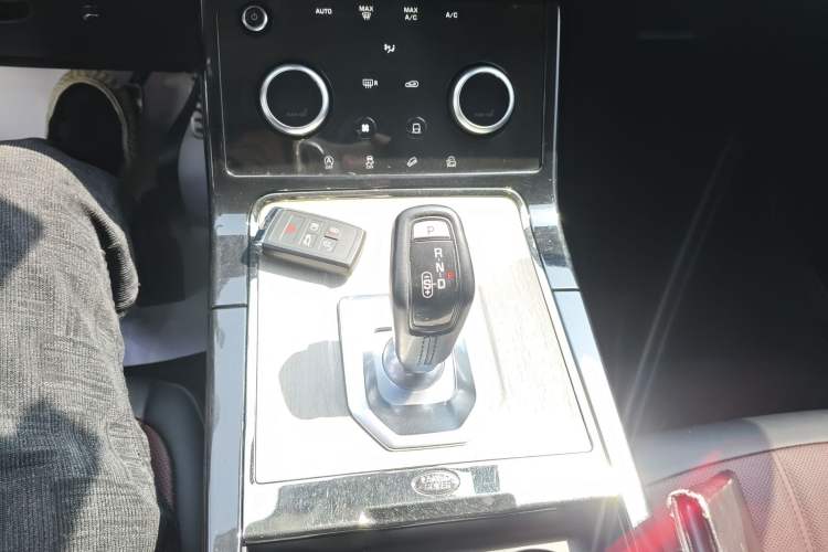 Used Land Rover Range Evoque 2021 Range Rover Velar 249 PS R-Dynamic S Performance Edition Gear Lever
