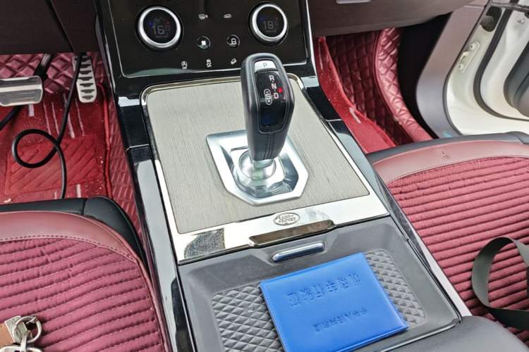 Used Land Rover Range Evoque 2021 Range Rover Velar 249 PS R-Dynamic S Performance Edition Gear Lever