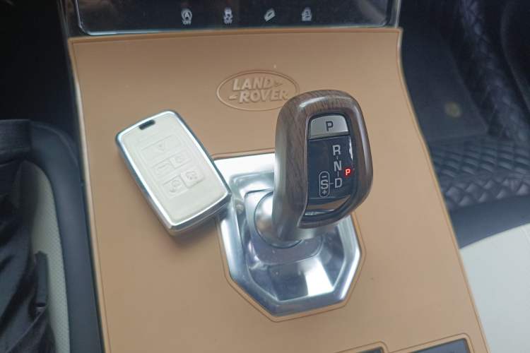 Used Land Rover Range Evoque 2021 Range Rover Velar 249 PS R-Dynamic S Performance Edition Gear Lever