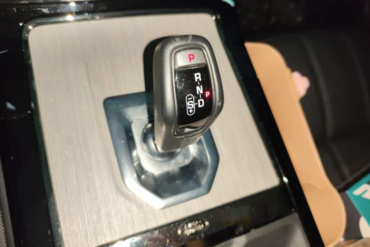 Used Land Rover Range Evoque 2021 Range Rover Velar 249 PS R-Dynamic S Performance Edition Gear Lever