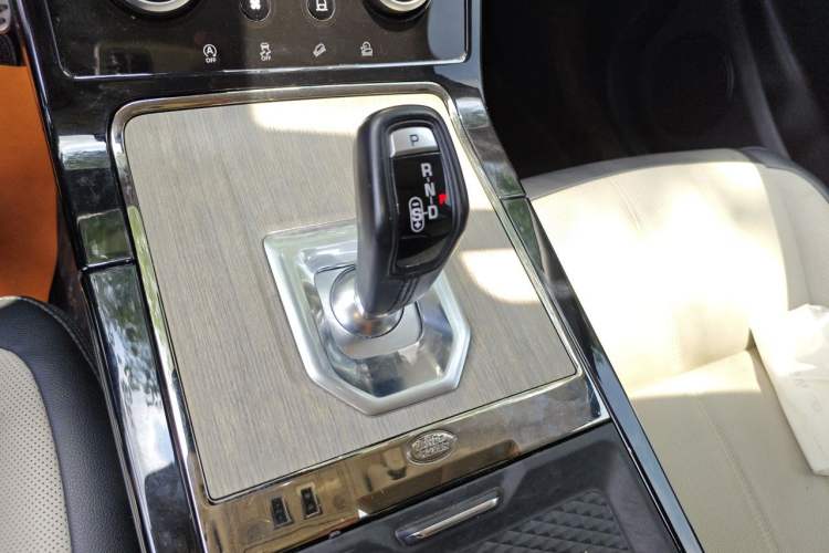 Used Land Rover Range Evoque 2021 Range Rover Velar 249 PS R-Dynamic S Performance Edition Gear Lever