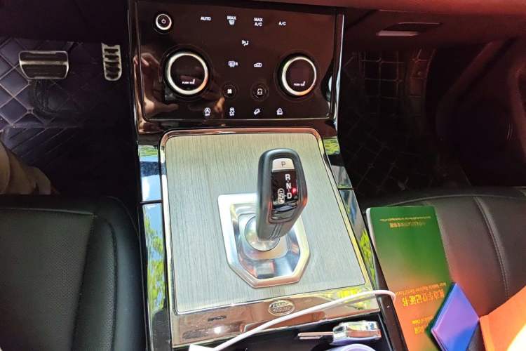Used Land Rover Range Evoque 2021 Range Rover Velar 249 PS R-Dynamic S Performance Edition Gear Lever