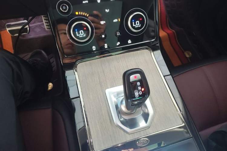 Used Land Rover Range Evoque 2021 Range Rover Velar 249 PS R-Dynamic S Performance Edition Gear Lever