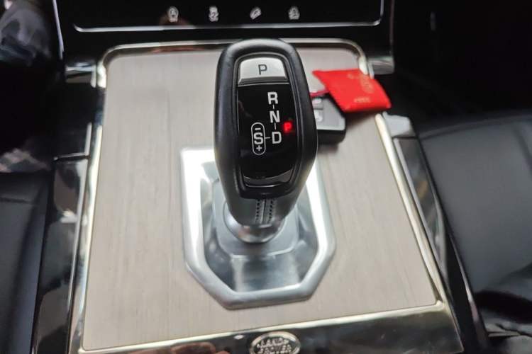 Used Land Rover Range Evoque 2021 Range Rover Velar 249 PS R-Dynamic S Performance Edition Gear Lever