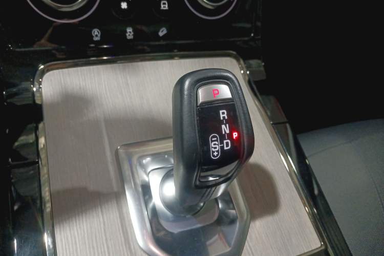 Used Land Rover Range Evoque 2021 Range Rover Velar 249 PS R-Dynamic S Performance Edition Gear Lever