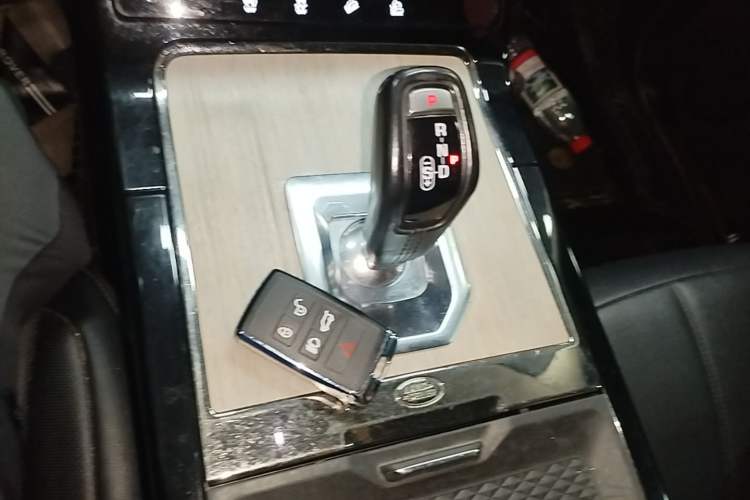 Used Land Rover Range Evoque 2021 Range Rover Velar 249 PS R-Dynamic S Performance Edition Gear Lever
