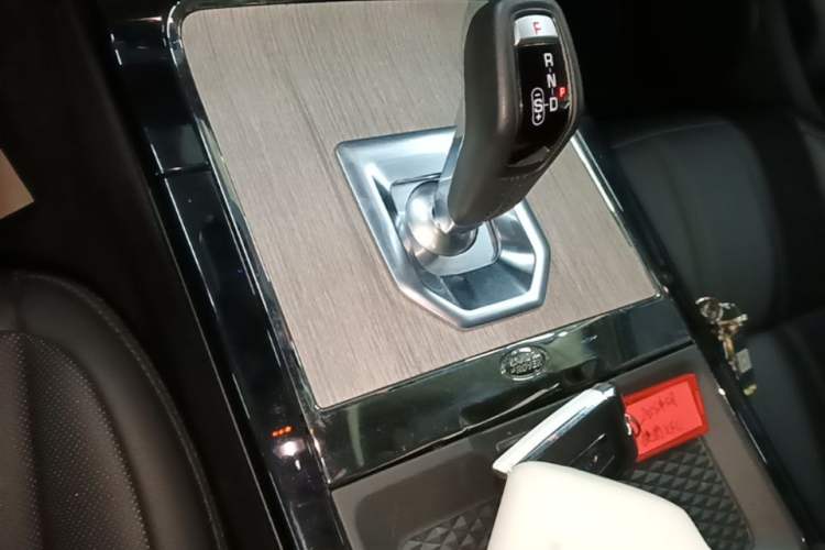 Used Land Rover Range Evoque 2021 Range Rover Velar 249 PS R-Dynamic S Performance Edition Gear Lever