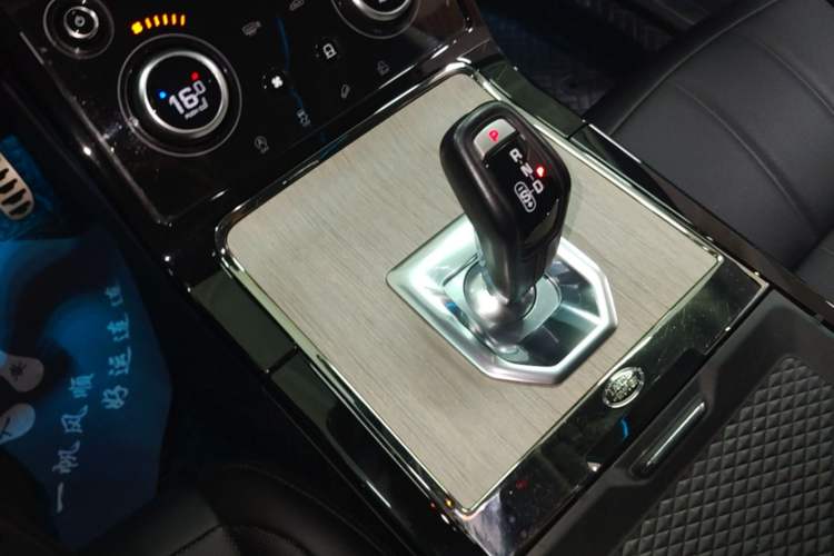 Used Land Rover Range Evoque 2021 Range Rover Velar 249 PS R-Dynamic S Performance Edition Gear Lever