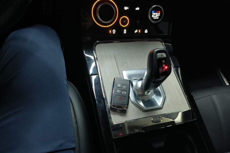 Used Land Rover Range Evoque 2021 Range Rover Velar 249 PS R-Dynamic S Performance Edition Gear Lever