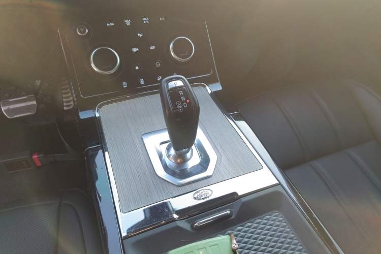 Used Land Rover Range Evoque 2021 Range Rover Velar 249 PS R-Dynamic S Performance Edition Gear Lever