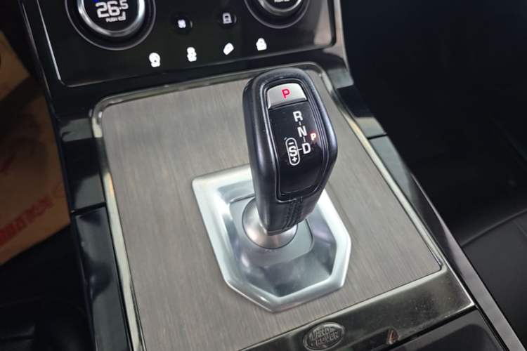 Used Land Rover Range Evoque 2021 Range Rover Velar 249 PS R-Dynamic S Performance Edition Gear Lever