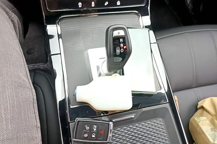 Used Land Rover Range Evoque 2021 Range Rover Velar 249 PS R-Dynamic S Performance Edition Gear Lever