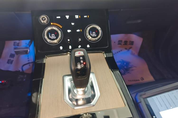 Used Land Rover Range Evoque 2021 Range Rover Velar 249 PS R-Dynamic HSE Luxury Edition Gear Lever