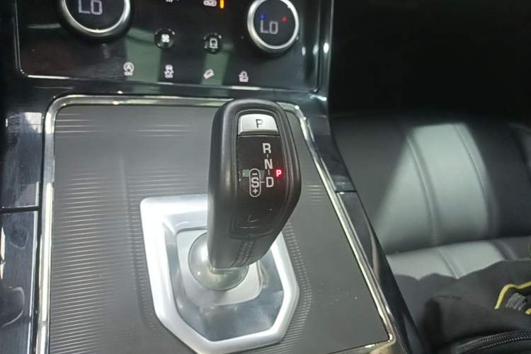 Used Land Rover Range Evoque 2021 Range Rover Evoque 200 PS R-Dynamic Standard Elite Edition Gear Lever