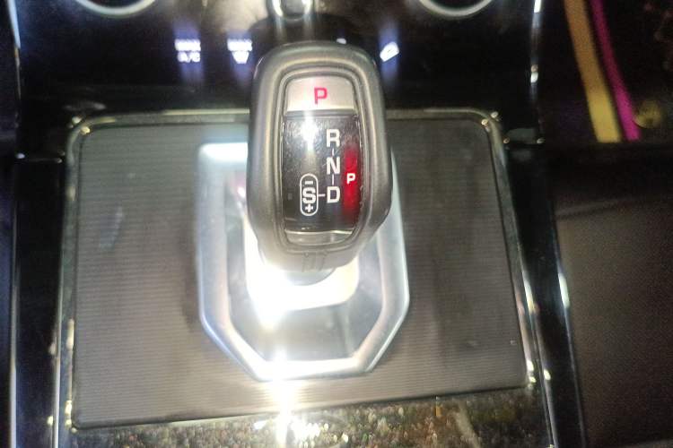 Used Land Rover Range Evoque 2021 Range Rover Velar 249 PS R-Dynamic S Performance Edition Gear Lever