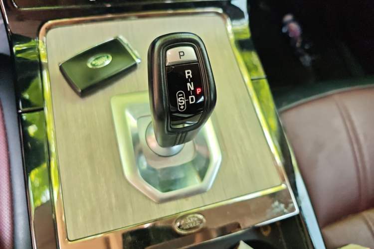 Used Land Rover Range Evoque 2021 Range Rover Velar 249 PS R-Dynamic S Performance Edition Gear Lever