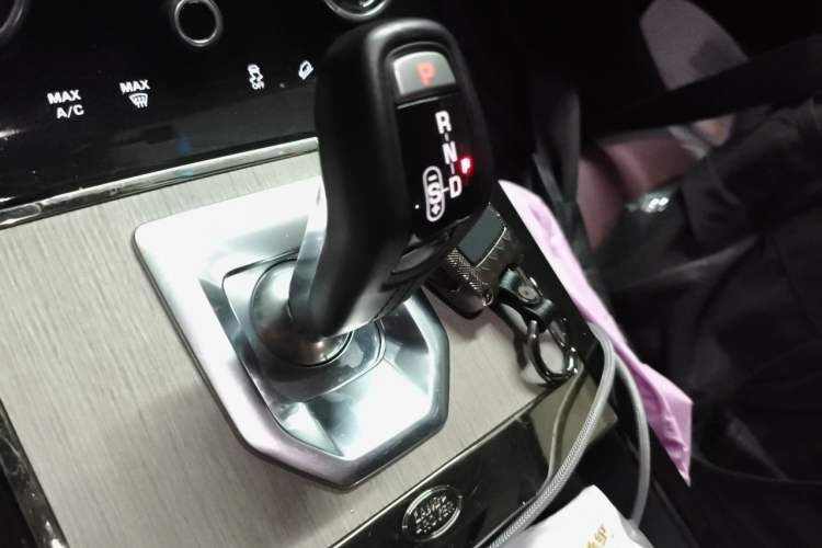 Used Land Rover Range Evoque 2021 Range Rover Velar 249 PS R-Dynamic HSE Luxury Edition Gear Lever